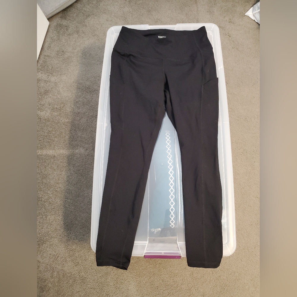Black active leggings